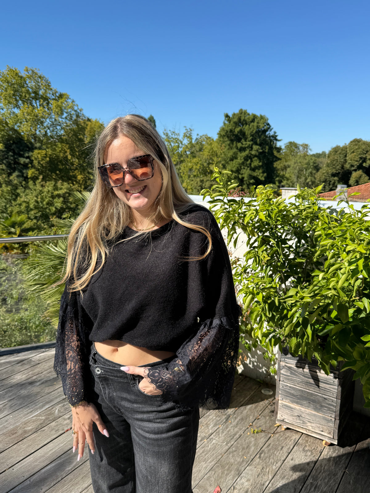 Pull manche dentelle noir