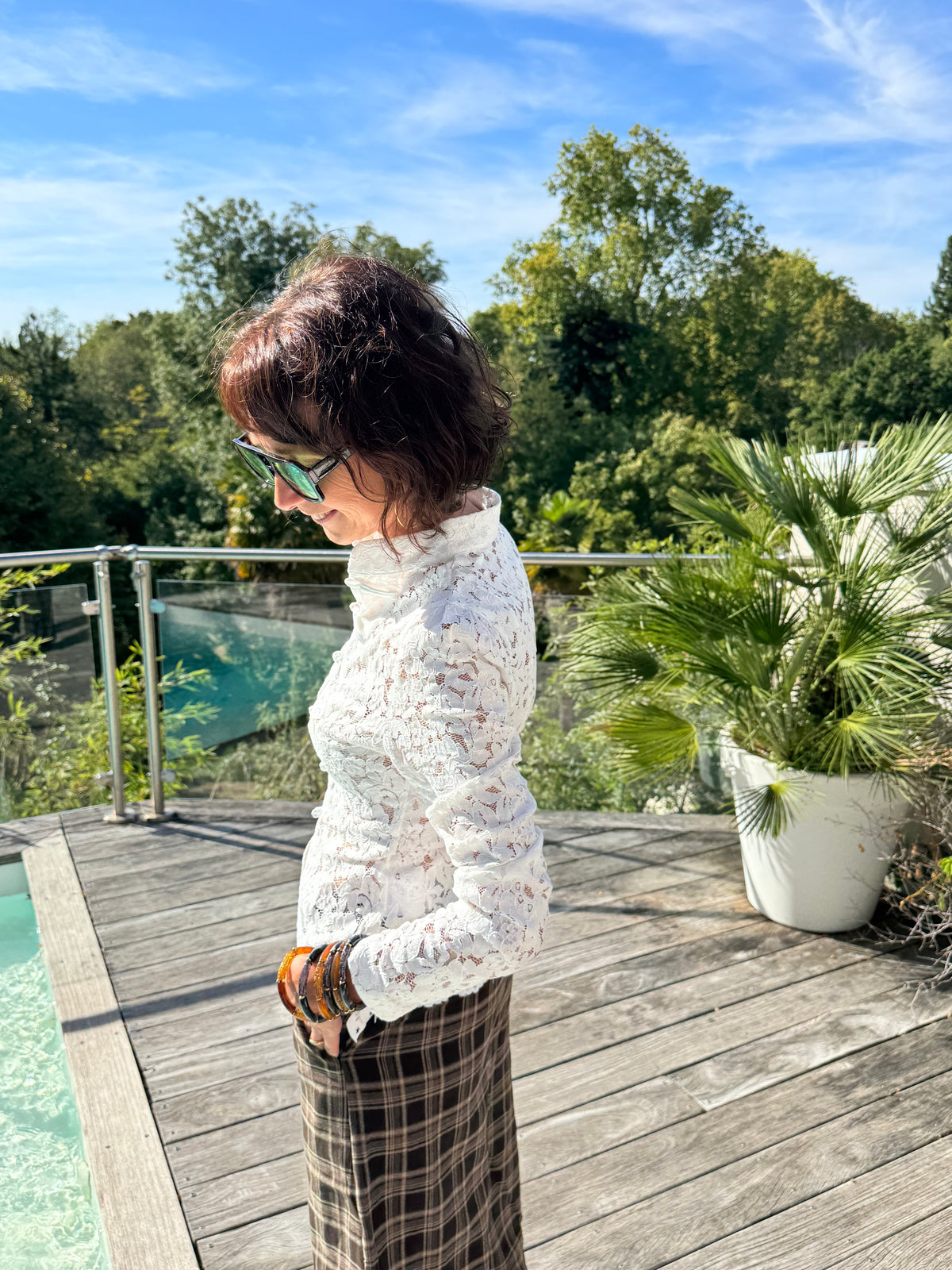 Chemise dentelle et brandebourg blanche