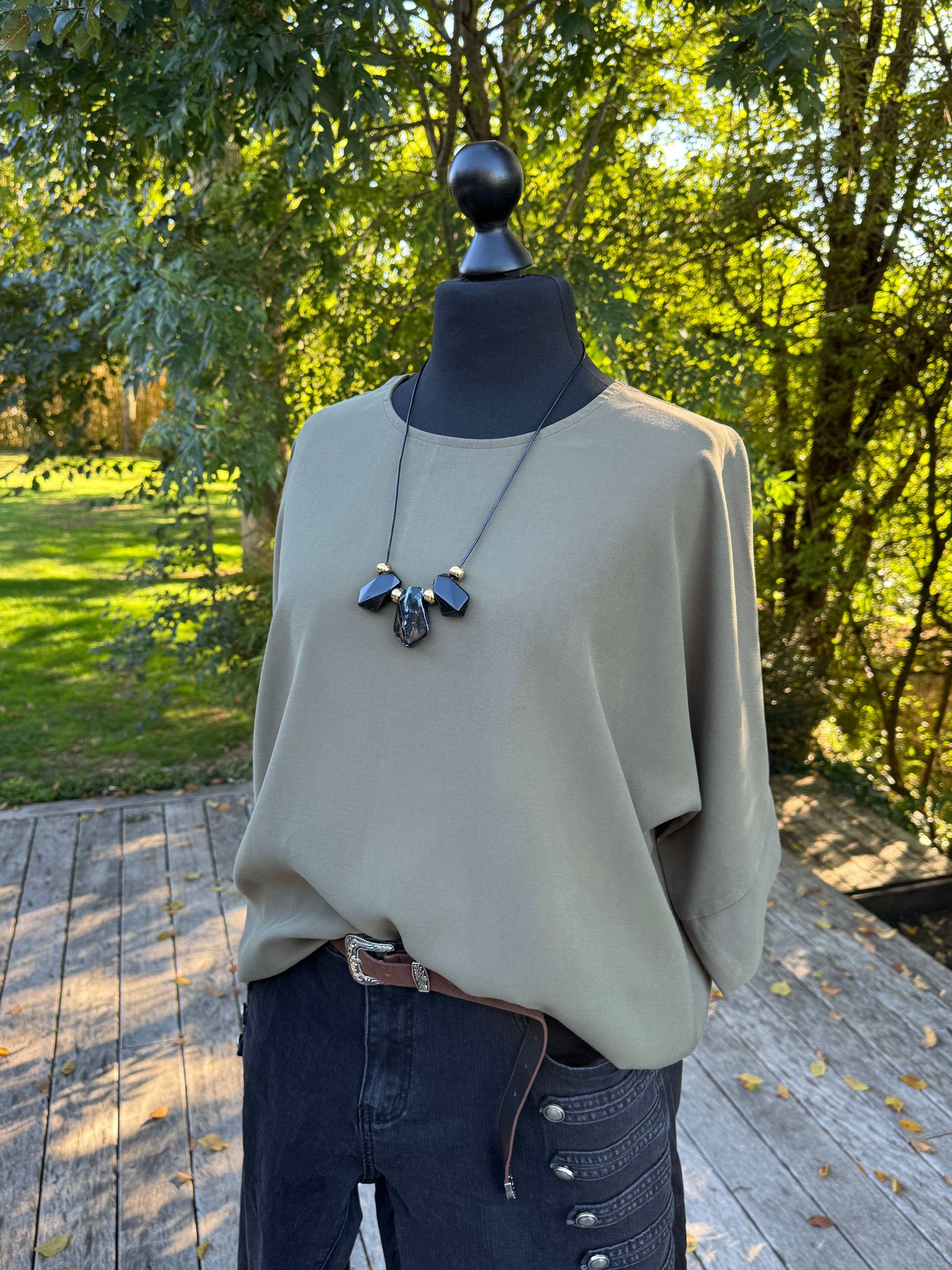 Blouse Charlotte et Sautoir Kaki