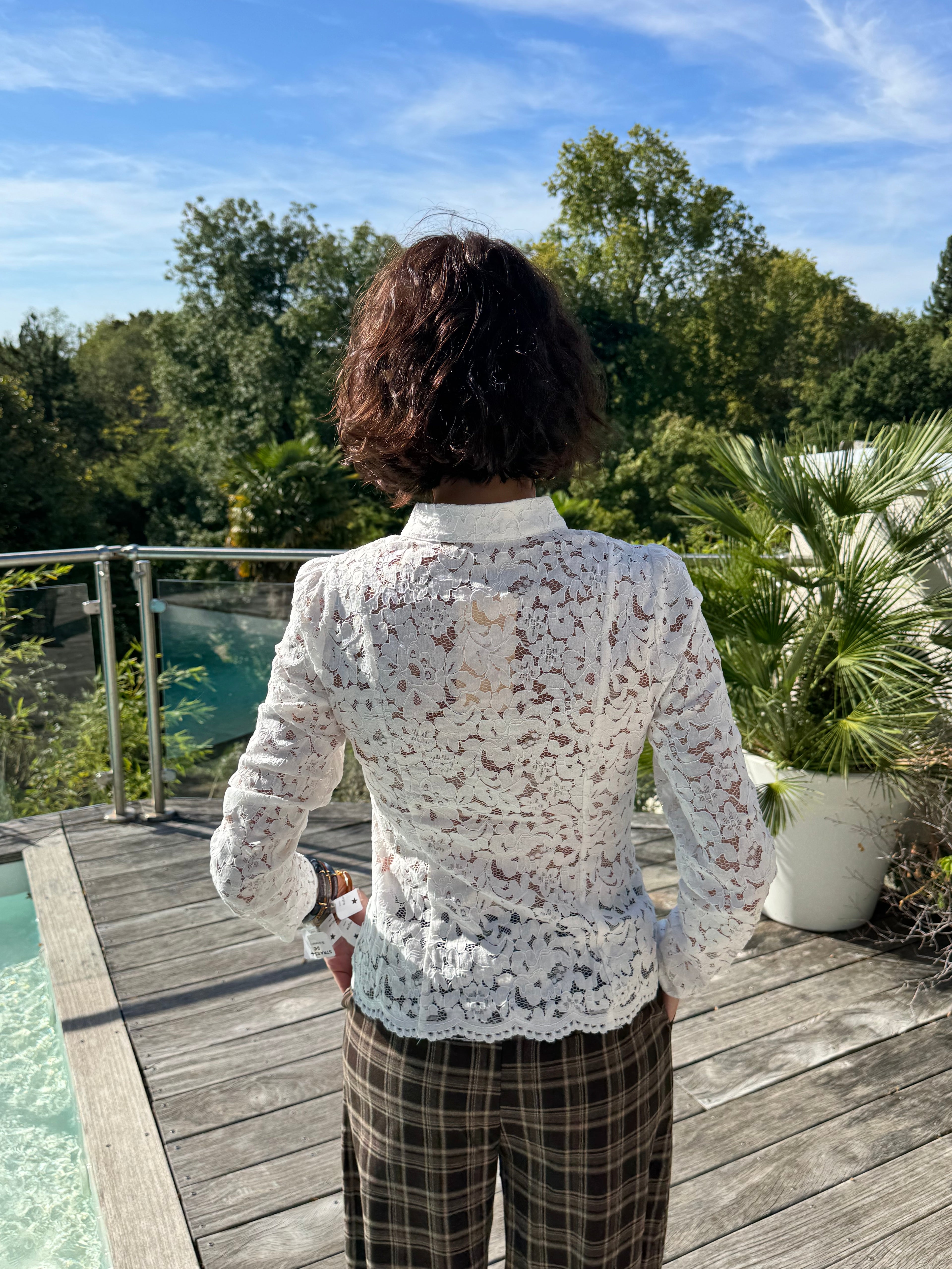 Chemise dentelle et brandebourg blanche