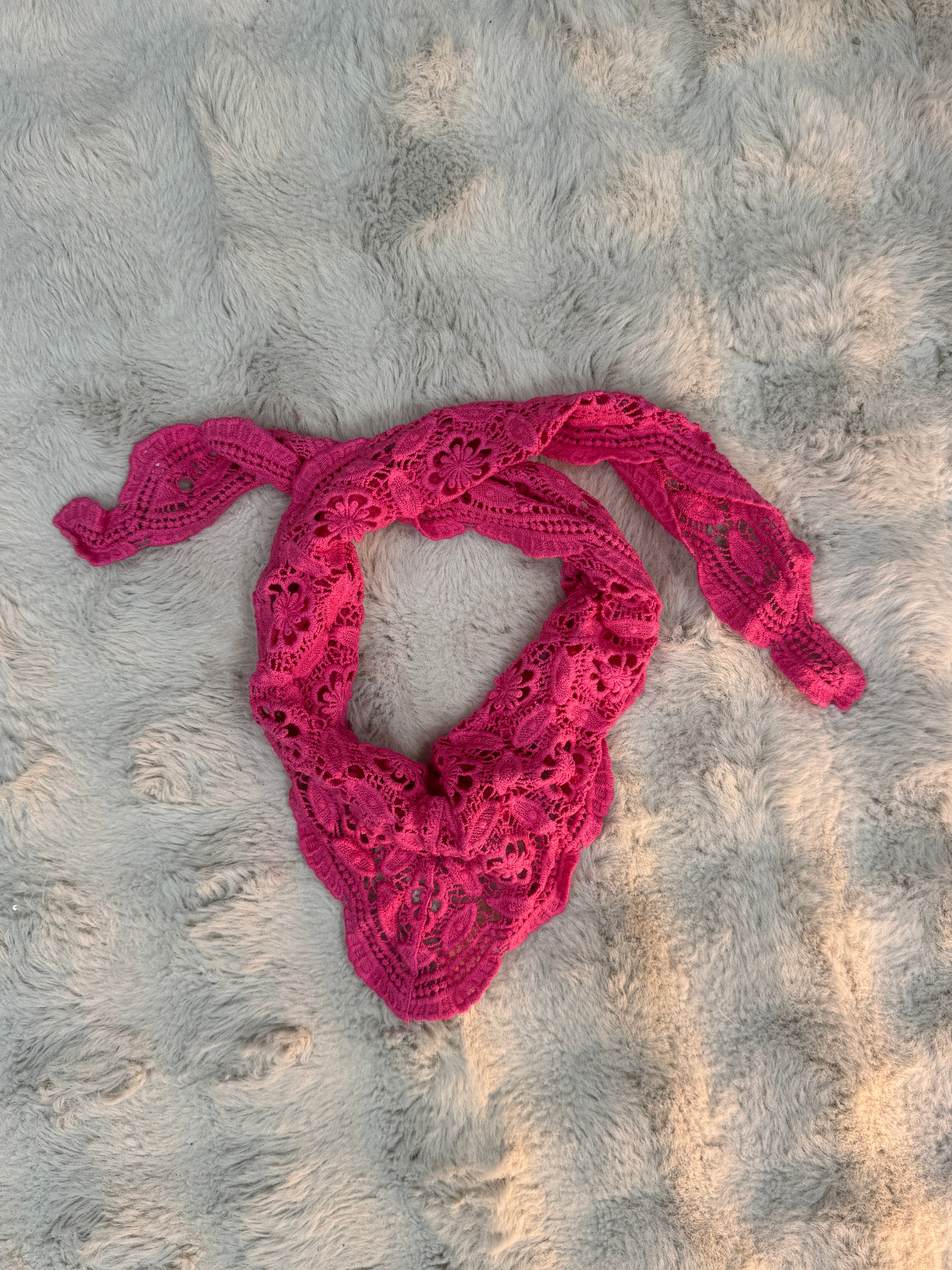 Foulard triangle dentelle 2 Fushia