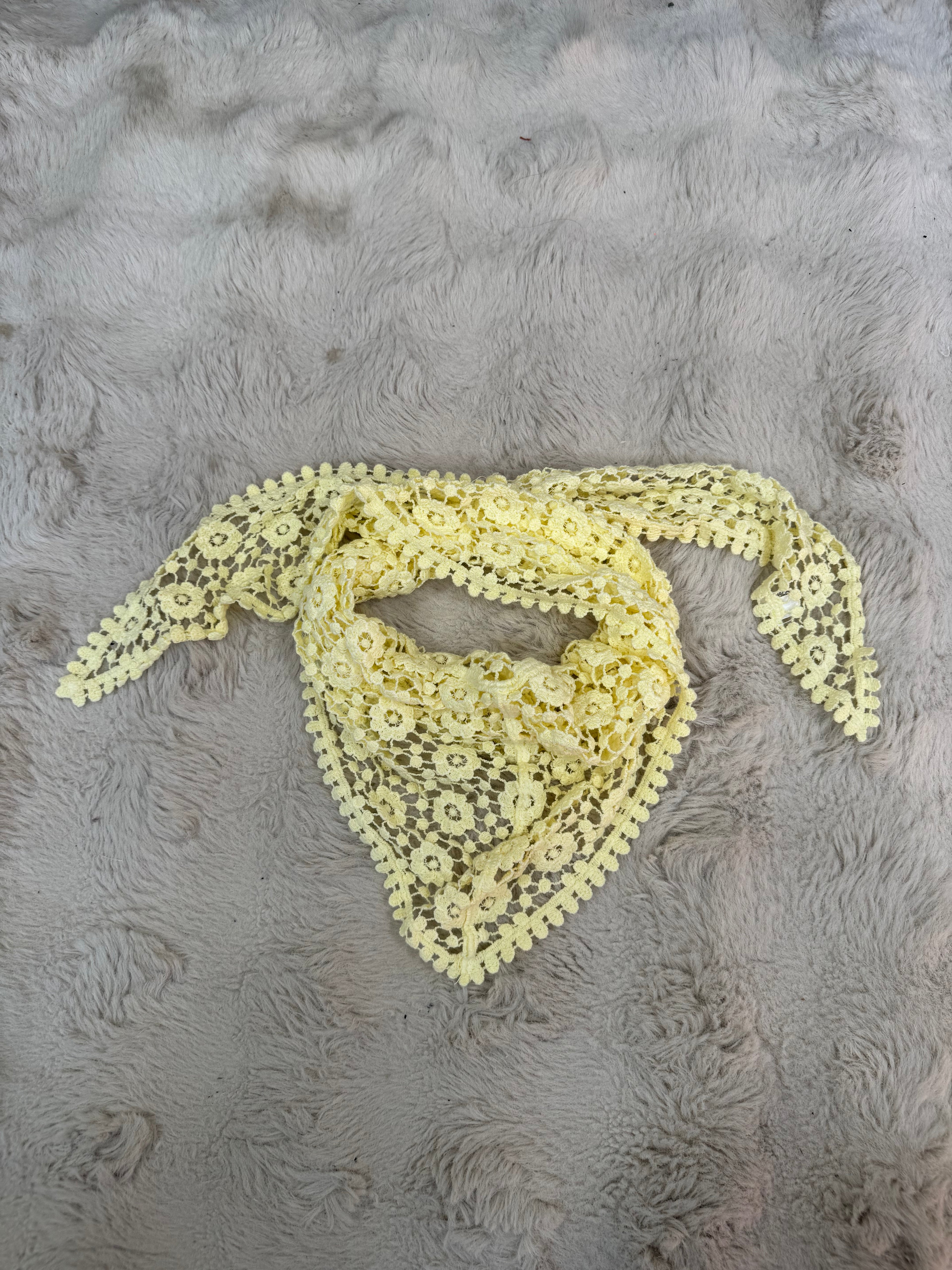 Foulard triangle dentelle 2 jaune