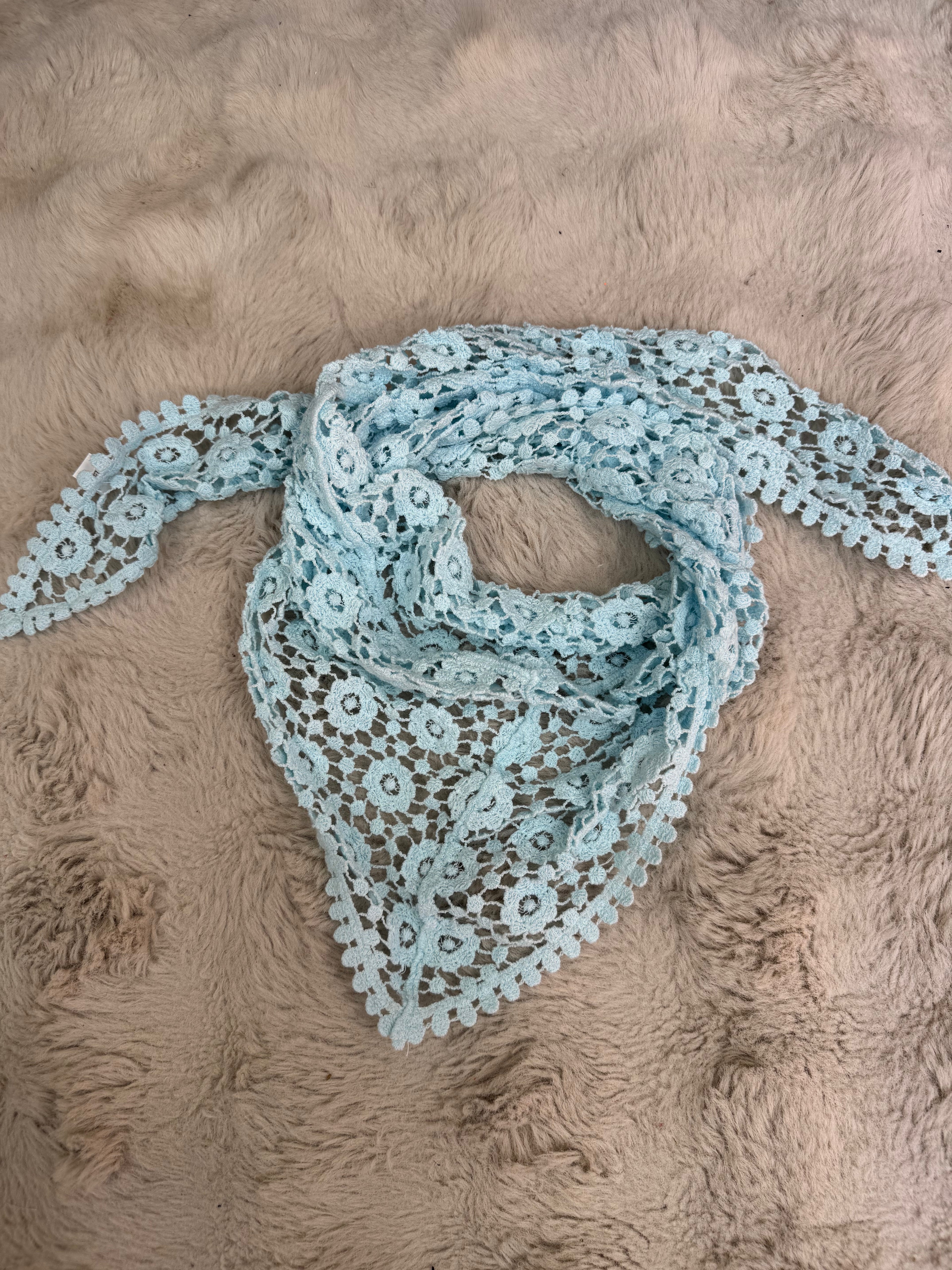 Foulard triangle dentelle 2 bleu