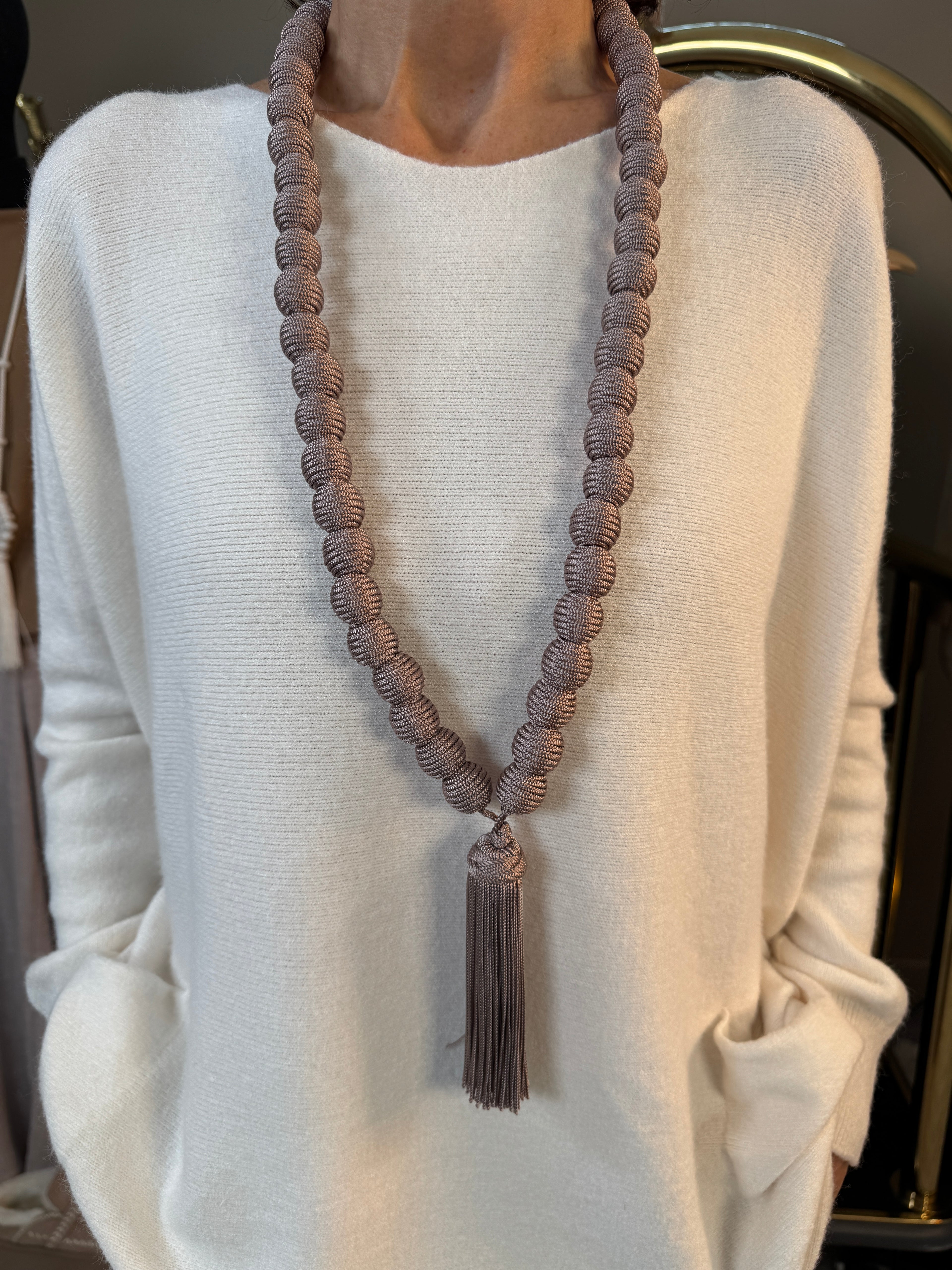 Sautoir Marrakech Boules et pompoms Taupe