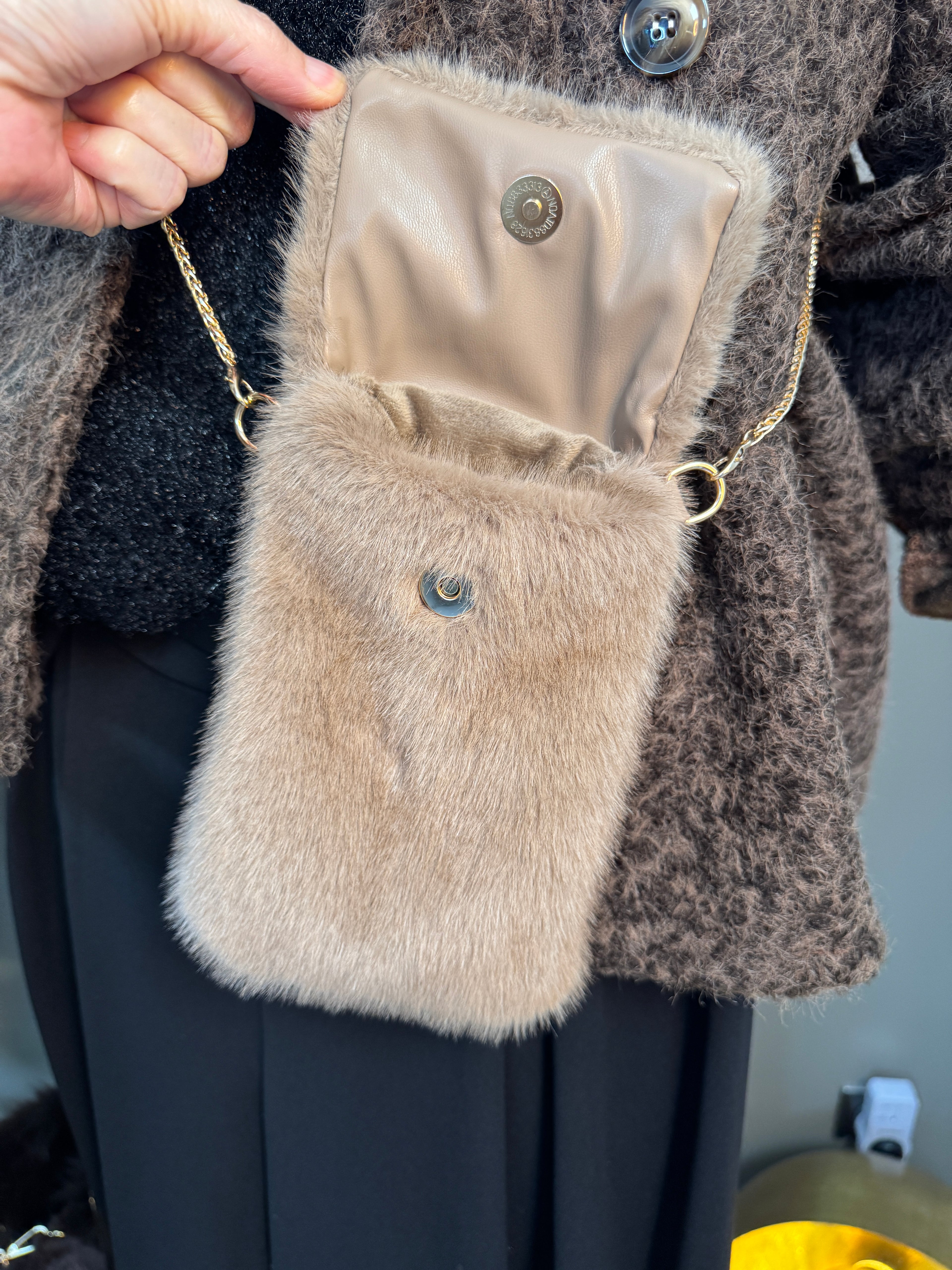 Pochette téléphone Fausse Fourrure Taupe